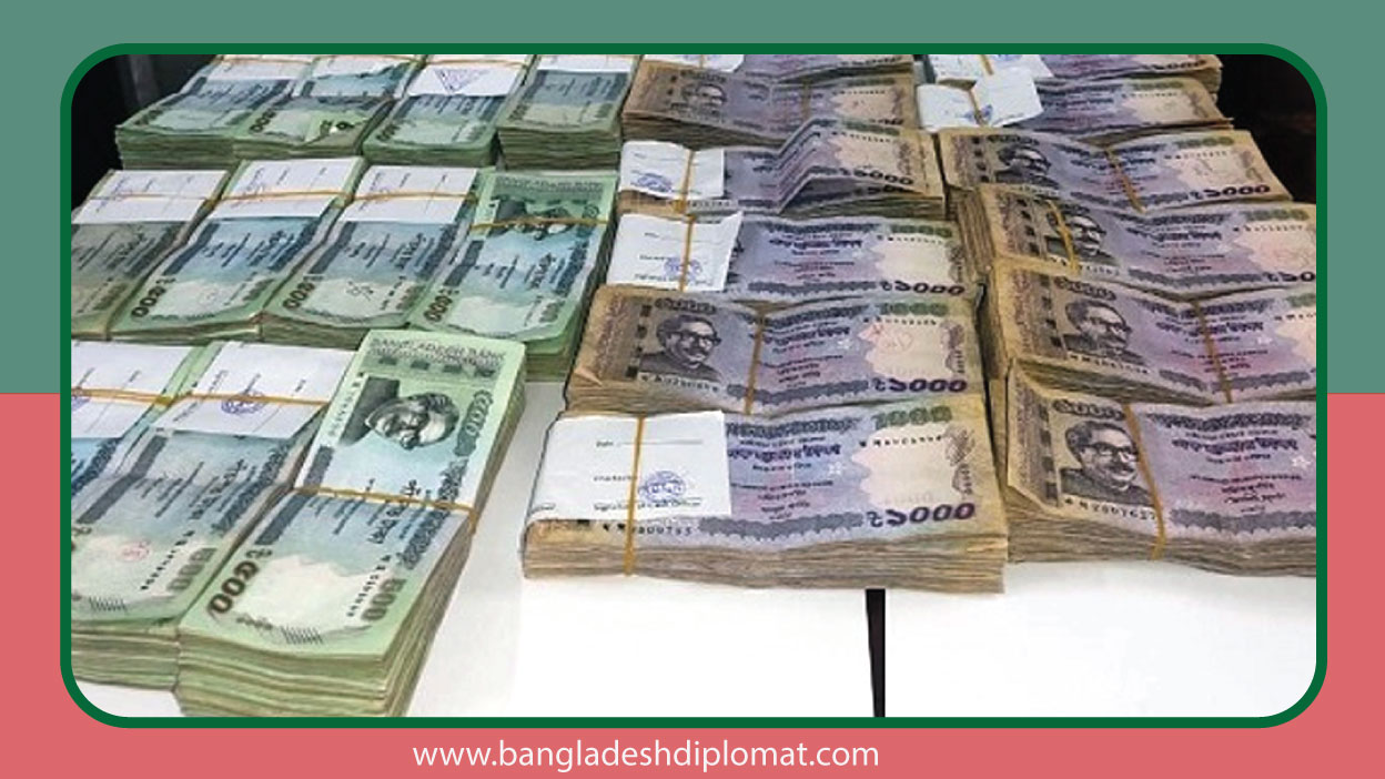 Students deposited Tk 18 lakh lying on the street to the police station