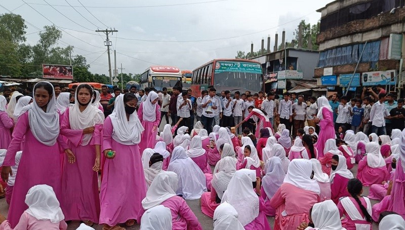 Blockade of the highway demanding the resignation of the principal and assistant principal in Nandigram