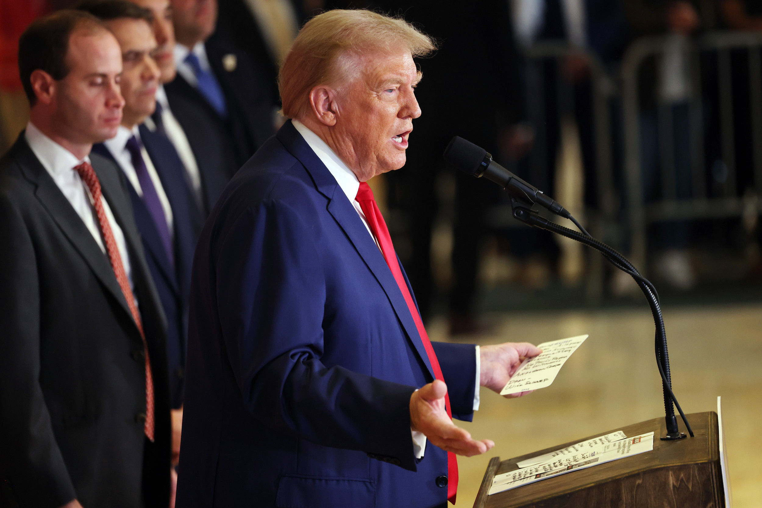 Trump Struggles to Find Name on Note Cards During Press Conference