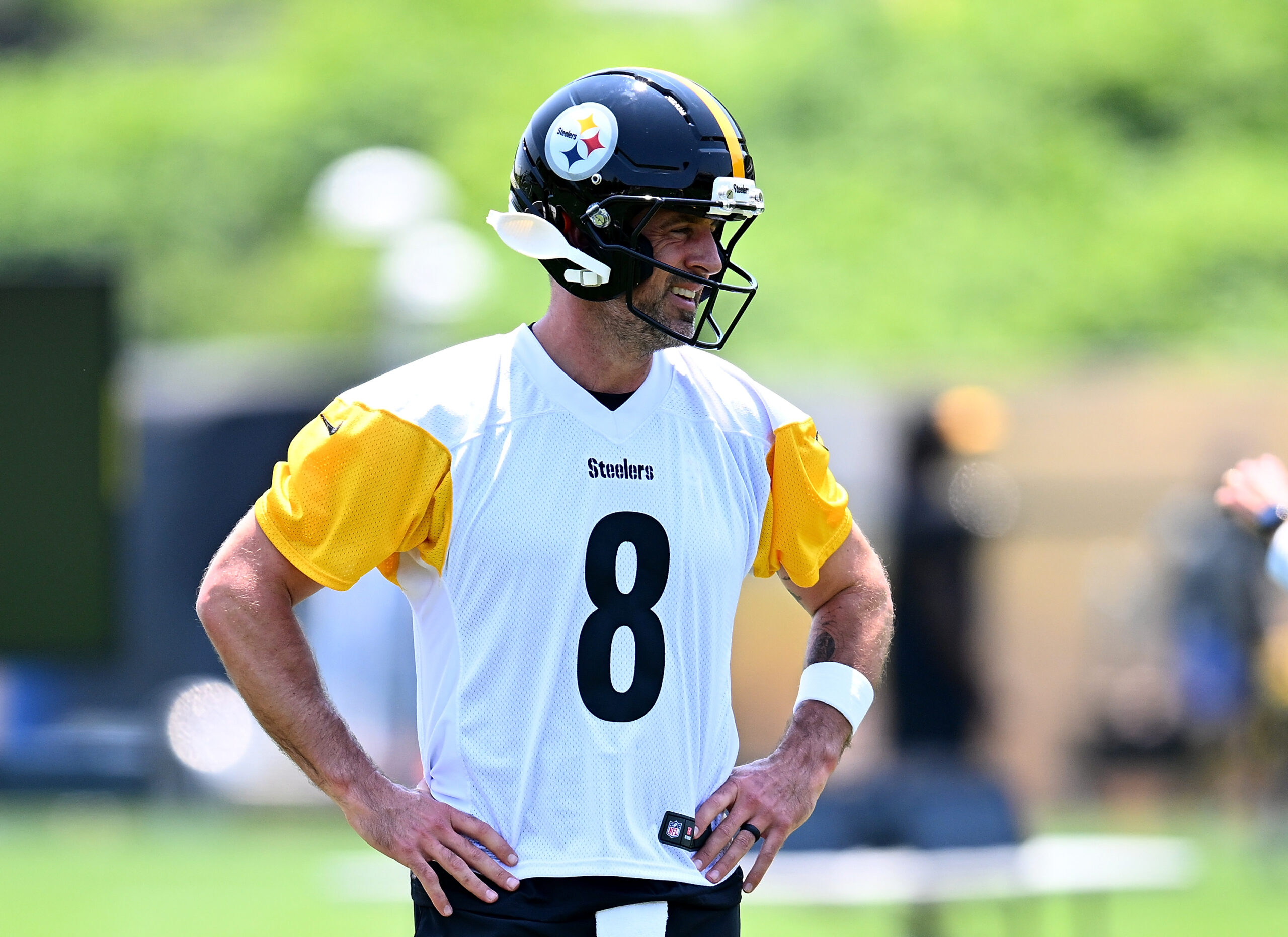 Steelers’ Aaron Rodgers Drops Entire Tier in Latest Quarterback Rankings