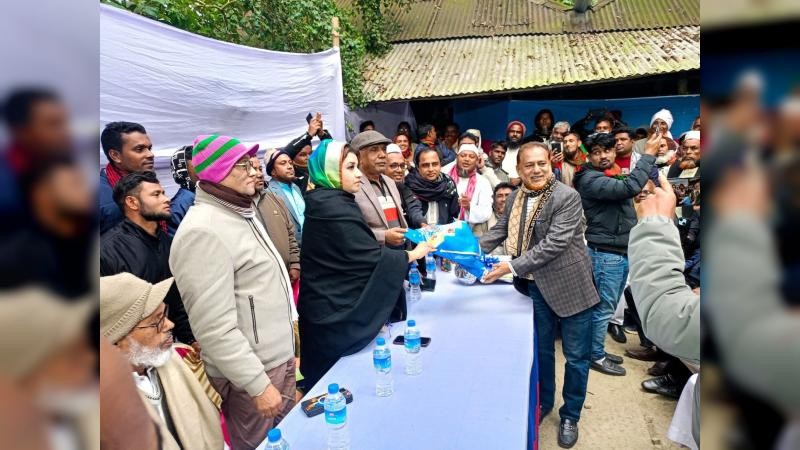 A-League leader joins BNP with flowers in Shama Obaid's hand