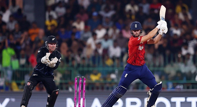 England kept Pakistan's hopes alive by defeating New Zealand